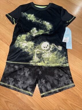 Cat & Jack Boys Pjs Halloween Skeletons Top & Shorts S(6/7)…234